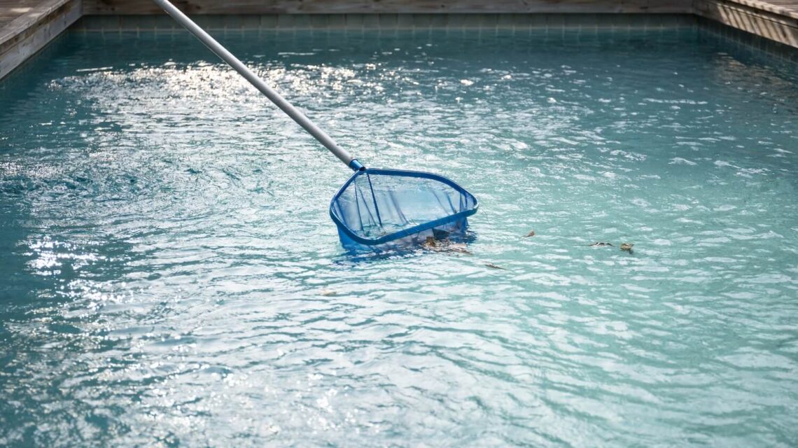What Should Be Included In a Professional Pool Cleaning Service?